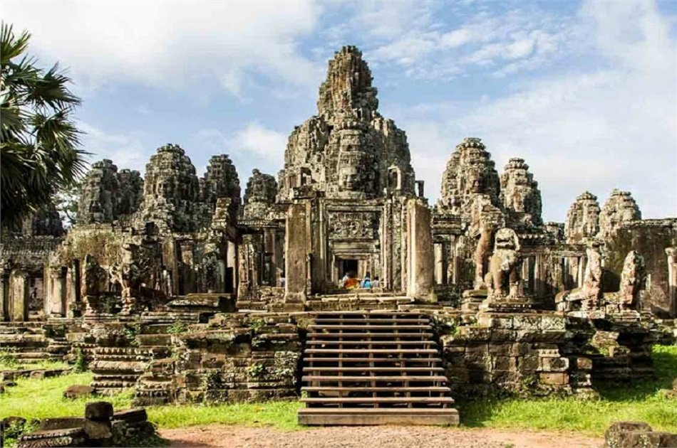 Discover Angkor Complex in Siem Reap With a Joining Tour