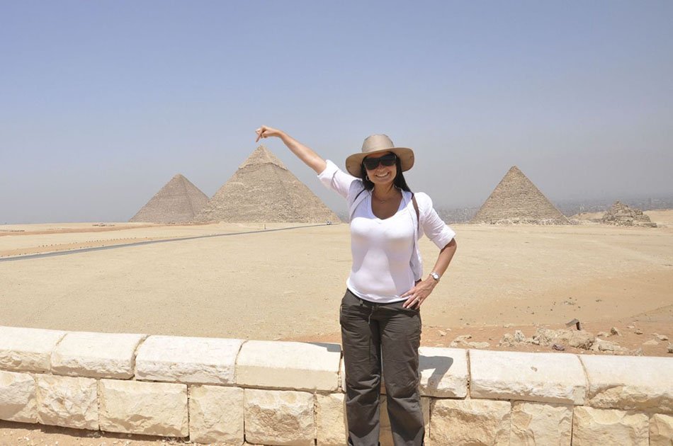 8 Hour Private Tour to The Great Giza pyramids, The Egyptian Museum and Bazaar