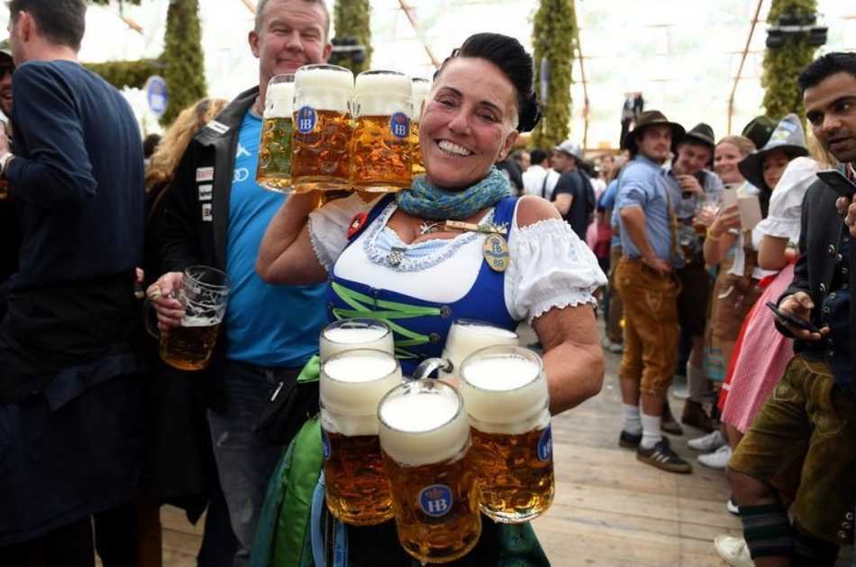 Unforgettable Oktoberfest Tour including a Oktoberfest Tent Table