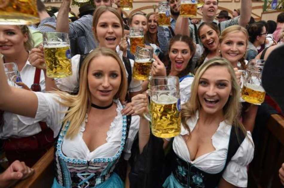 Unforgettable Oktoberfest Tour including a Oktoberfest Tent Table