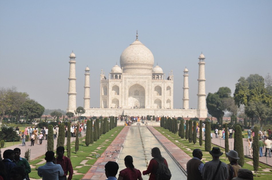 2-Day Private Tour to Taj Mahal and Agra from Pune with Return Flight
