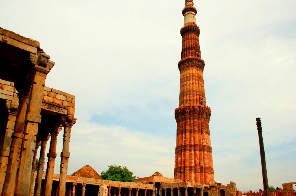 Full Day Mughals Monumental Tour in Delhi