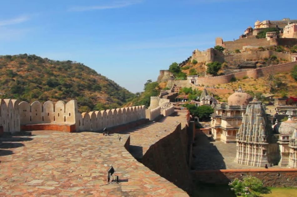 One Way Kumbhalgarh Fort and Jain Temple Tour from Udaipur to Jodhpur