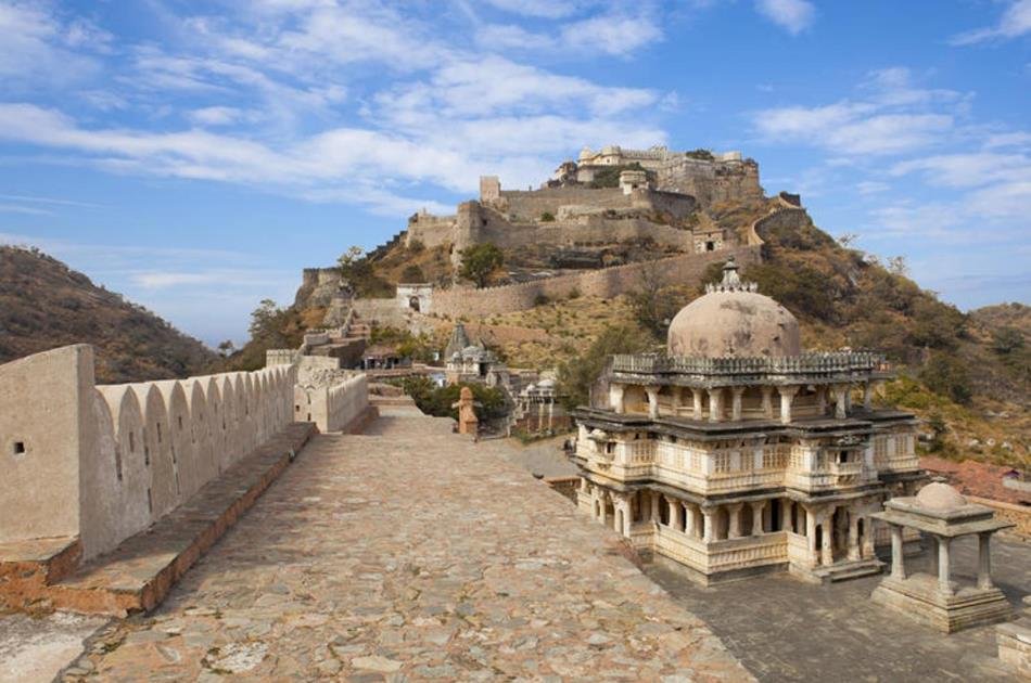 One Way Kumbhalgarh Fort and Jain Temple Tour from Udaipur to Jodhpur