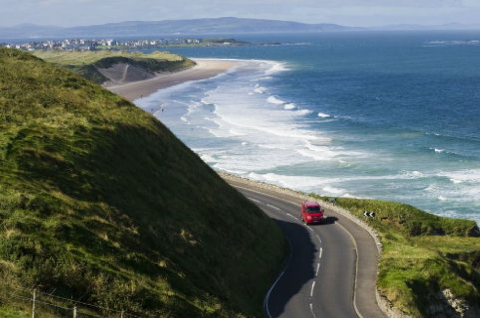 Giants Causeway, Dunluce Castle & Dark Hedges Day Tour Group Tour from Dublin