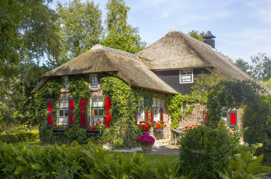 Giethoorn Day Tour From Amsterdam by Bus and Boat