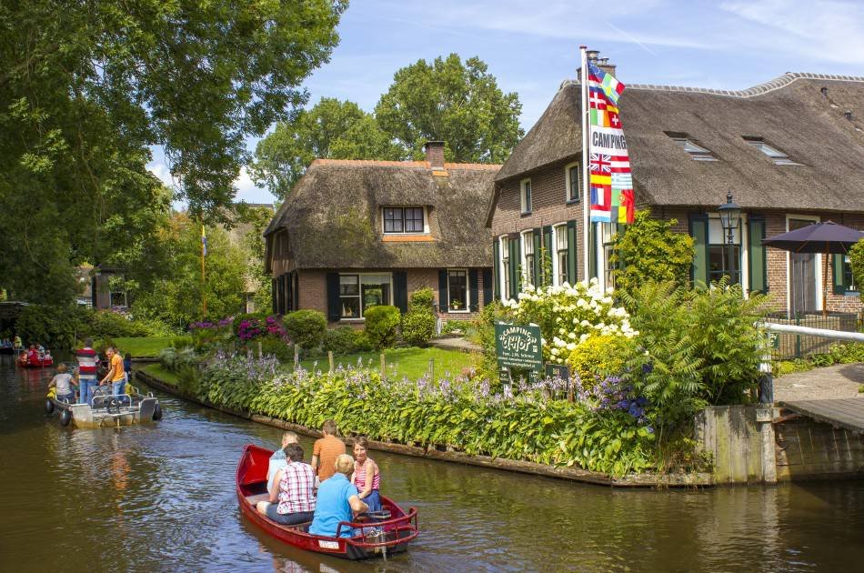Giethoorn Day Tour From Amsterdam by Bus and Boat