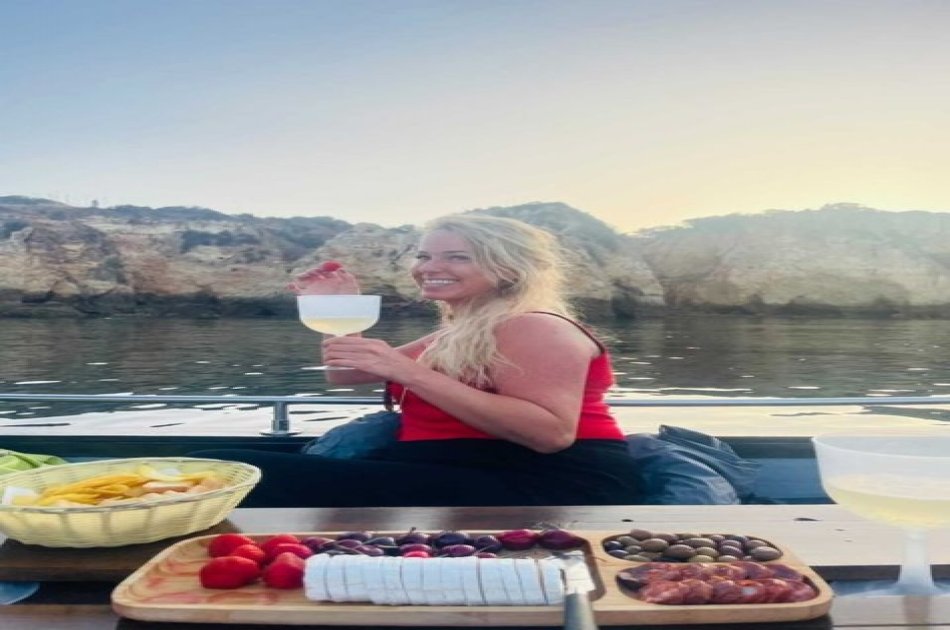 Sunset trip with wine and canapés