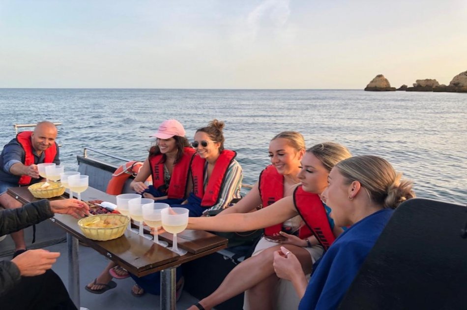 Sunset trip with wine and canapés