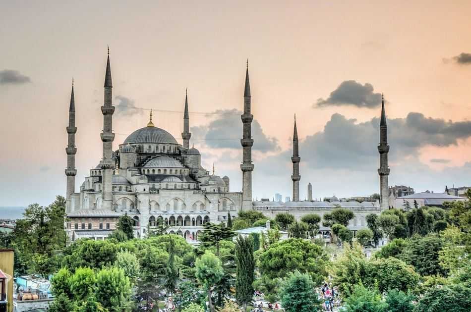 Visit 2 Continents on a Bosphorus Cruise Full-Day Istanbul Tour with Lunch